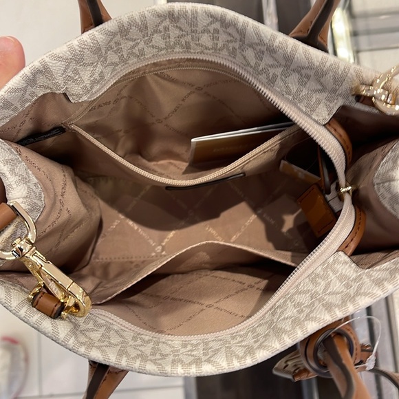 MICHAEL KORS
Mirella Small Logo Crossbody Bag
Vanilla 
NWT - Picture 3 of 16